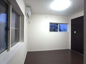 寝室は床をダーク色にして落ち着いた雰囲気に 寝室は床をダーク色にして落ち着いた雰囲気に
