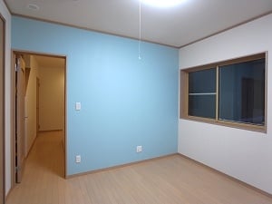 子供室の壁紙にアクセントカラー 子供室の壁紙にアクセントカラー