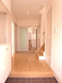 玄関、ホールをみる 玄関、ホールをみる