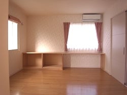 造付けの机を設けた寝室 造付けの机を設けた寝室