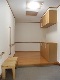 手摺やベンチを設けた玄関 手摺やベンチを設けた玄関