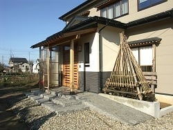 玄関廻りはモルタル塗り仕上げで和風を強調(スロープは歩行用で滑りにくい石で仕上げた) 玄関廻りはモルタル塗り仕上げで和風を強調(スロープは歩行用で滑りにくい石で仕上げた)