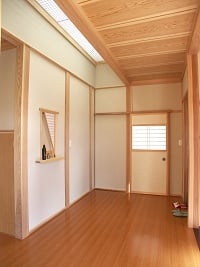格子をはめ込んだ吹抜けで明りを取る 格子をはめ込んだ吹抜けで明りを取る