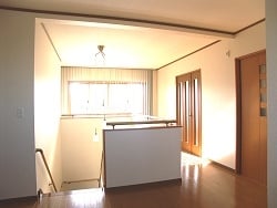 二階ホール(この窓の明かりが1階へ) 二階ホール(この窓の明かりが1階へ)