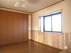 杉腰板仕上げの居室 杉腰板仕上げの居室