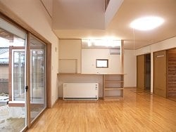 キッチン上部の吊り棚を設けない 明るく一体感のあるLDK。 キッチン上部の吊り棚を設けない 明るく一体感のあるLDK。