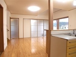 明かりを遮らないスケルトンタイプの 建具を使用しました。 明かりを遮らないスケルトンタイプの 建具を使用しました。