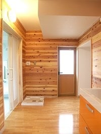 階段下に設けた洗面・脱衣室。 階段下に設けた洗面・脱衣室。