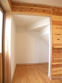 脱衣室奥は階段下物置。 脱衣室奥は階段下物置。