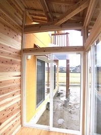 構造表わしのガラス張りサンルーム。 構造表わしのガラス張りサンルーム。