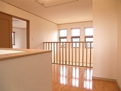 吹き抜け上部サッシからの明るい光が射す2階ホール。 吹き抜け上部サッシからの明るい光が射す2階ホール。