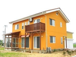 南側にはお客様こだわりの木製ベランダと 木製サンルームを設けました。 南側にはお客様こだわりの木製ベランダと 木製サンルームを設けました。