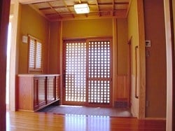 玄関脇収納を設け、すっきりした玄関。 玄関脇収納を設け、すっきりした玄関。