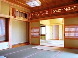 二間続きの本格和室。<br> 廊下の窓からたくさんの光が入る。 二間続きの本格和室。<br> 廊下の窓からたくさんの光が入る。