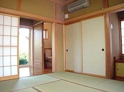 お年寄り夫婦が寝室として利用する 小座敷は、広縁にトイレを設けた。 お年寄り夫婦が寝室として利用する 小座敷は、広縁にトイレを設けた。