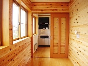 若い世帯のために、ミニキッチンと物干しを。無垢の杉板を壁に用い、湿気にも安心。 若い世帯のために、ミニキッチンと物干しを。無垢の杉板を壁に用い、湿気にも安心。