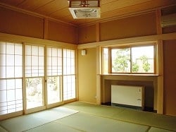 御主人居間 大好きなお庭も良く見える(出窓下は蓄熱ストーブ) 御主人居間 大好きなお庭も良く見える(出窓下は蓄熱ストーブ)