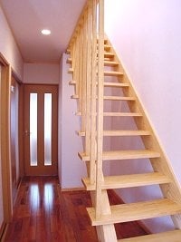 お客様こだわりの無垢の階段と欅のフローリング お客様こだわりの無垢の階段と欅のフローリング