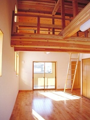 子供室ベランダ側を見る、床は無垢のサクラ 子供室ベランダ側を見る、床は無垢のサクラ