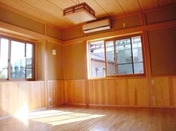 1階寝室、真壁和室ながら腰板とフローリングでベットに対応 1階寝室、真壁和室ながら腰板とフローリングでベットに対応