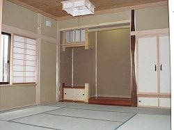 国産檜柱の和室で床柱には縁起のいいエンジュを使用 国産檜柱の和室で床柱には縁起のいいエンジュを使用
