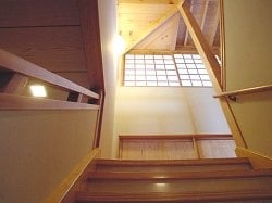 階段下より 階段下より