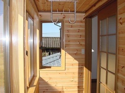2階無垢の羽目板の物干しスペース 2階無垢の羽目板の物干しスペース