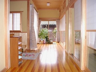無垢松のフローリングによる巾6尺の廊下 無垢松のフローリングによる巾6尺の廊下